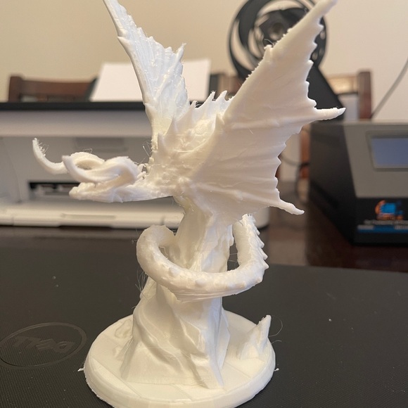 3D printed dragon with details and base. - Picture 1 of 1